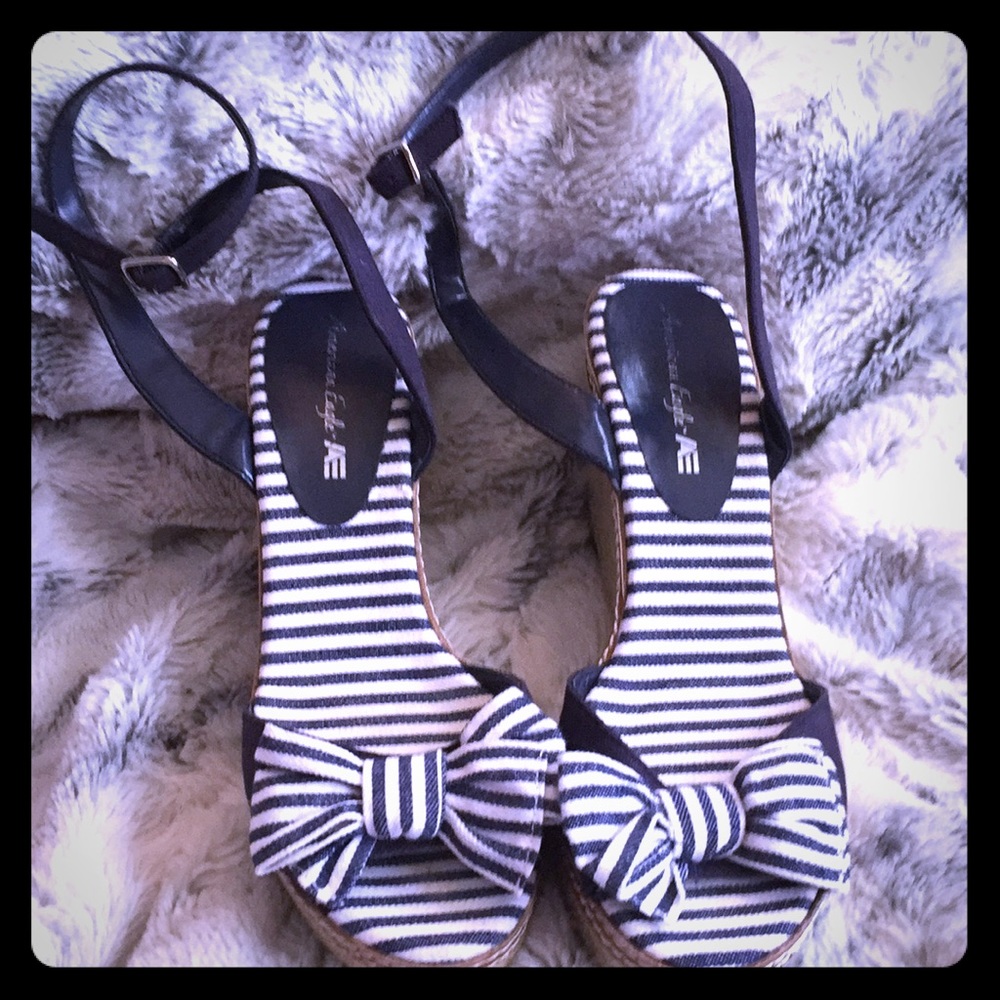 A women’s heel that is blue navy blue and white